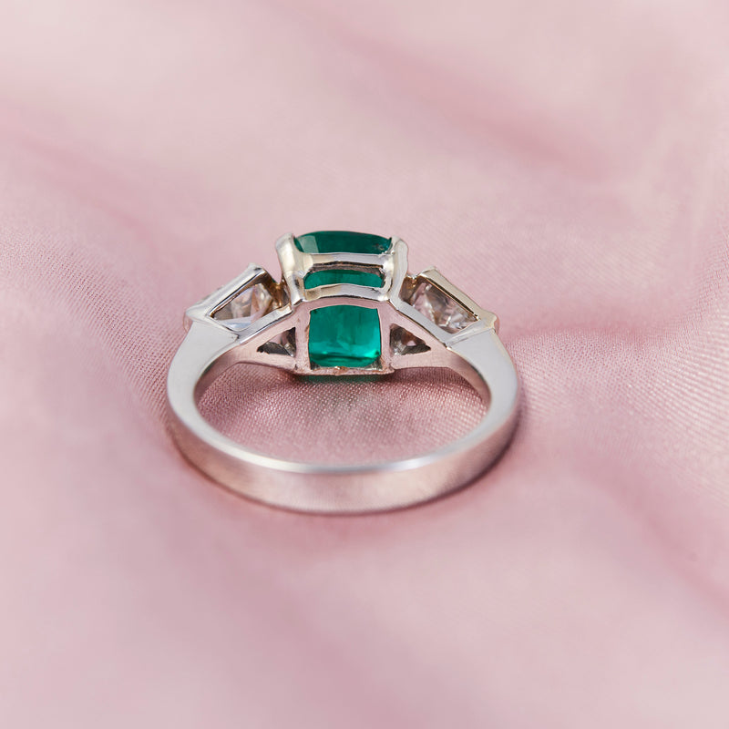 Vintage 18ct White Gold Emerald & Diamond 3 stone ring