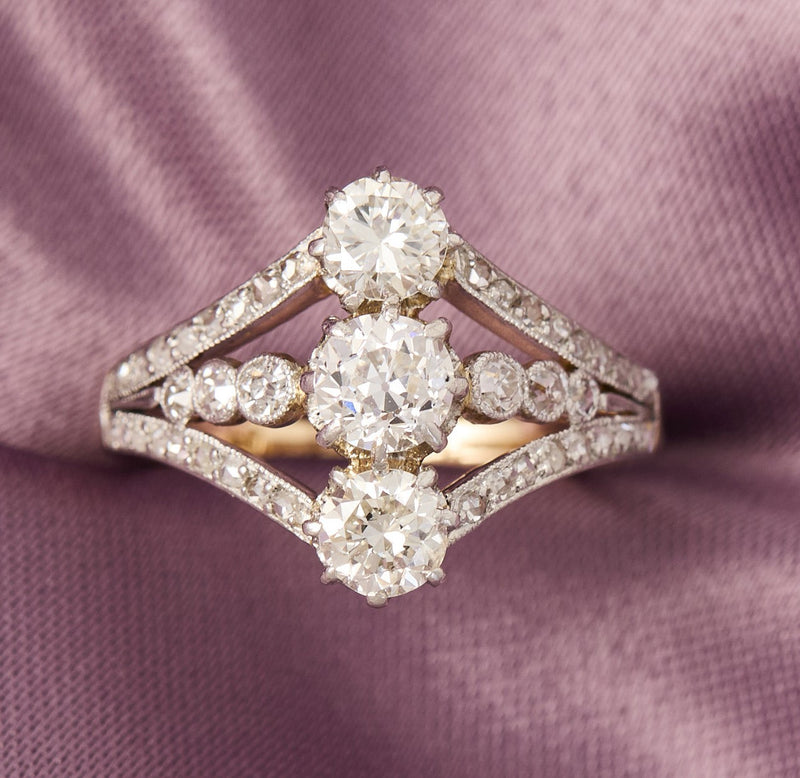 Pretty Edwardian Platinum and 18ct Yellow Gold Diamond Ring