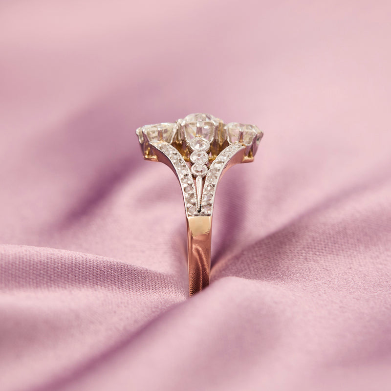 Pretty Edwardian Platinum and 18ct Yellow Gold Diamond Ring