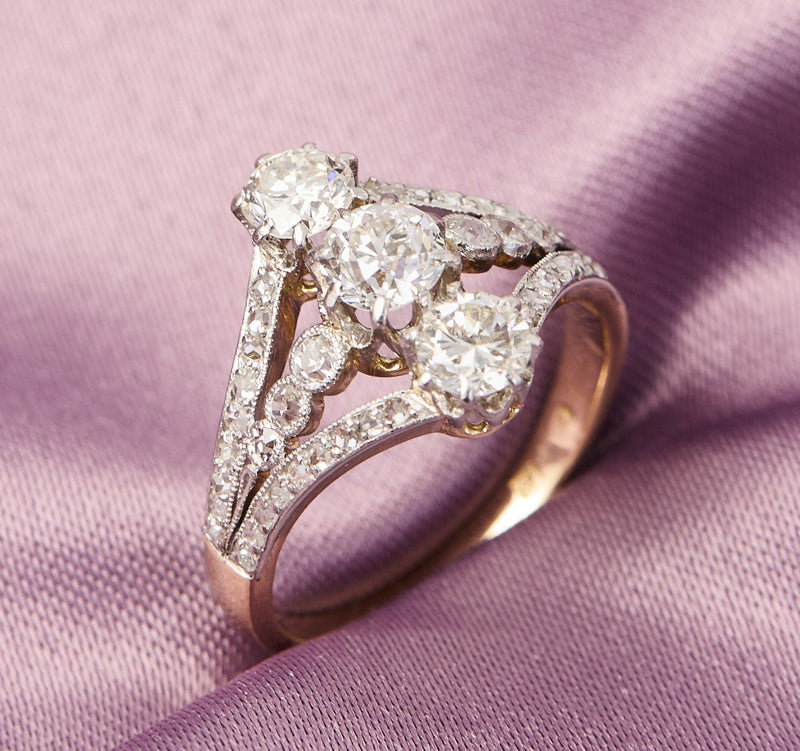 Pretty Edwardian Platinum and 18ct Yellow Gold Diamond Ring